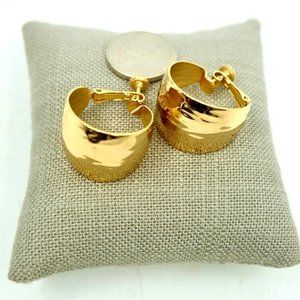 VINTAGE 70s NAPIER HAMMERED GOLD Huggie Hoop Earrings